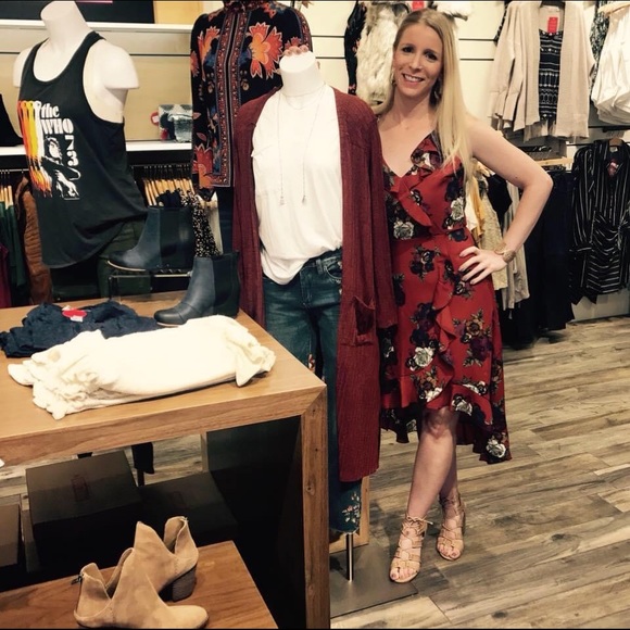 Meet your Posher, Nicole - Picture 3 of 4